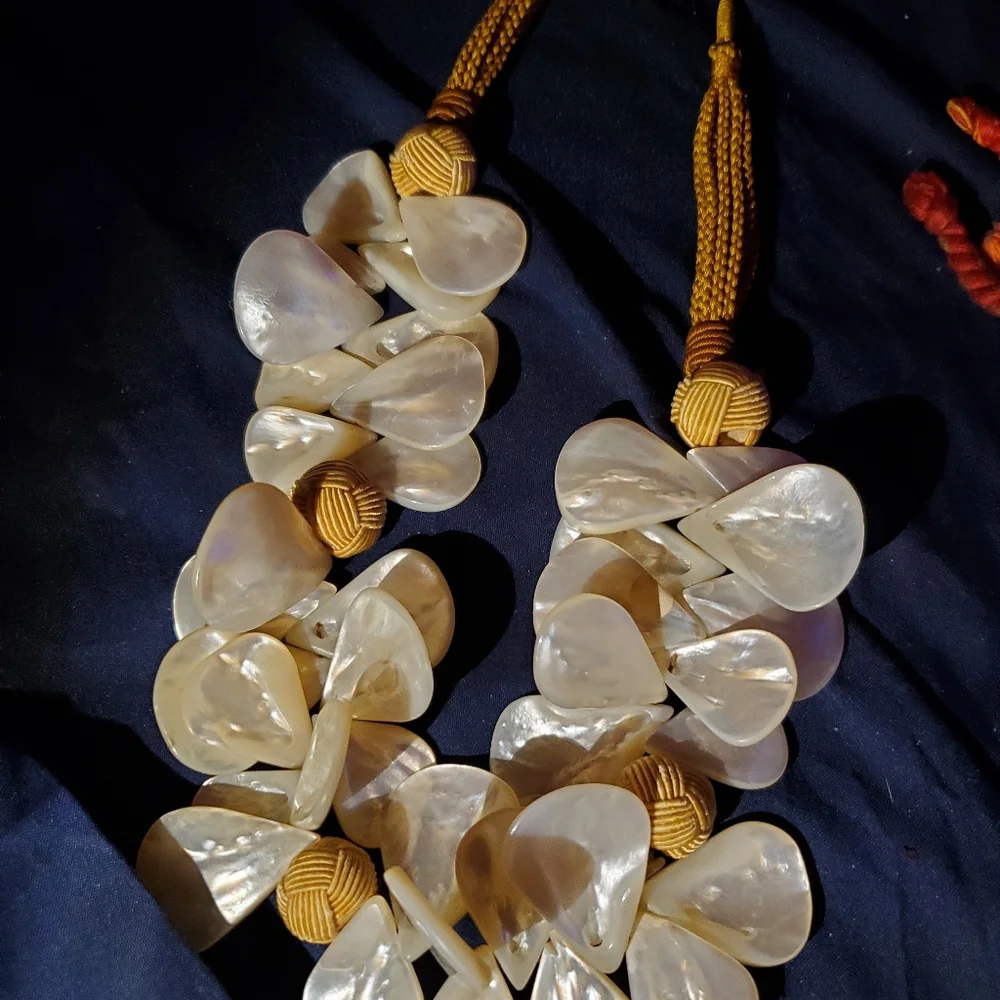Statement Necklace Hawaiian flair mother of pearl hand crafted rope bobbles - Picture 3 of 3